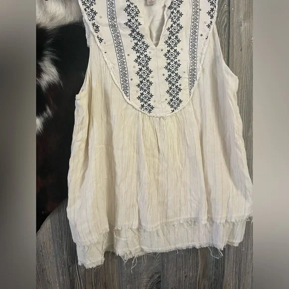 Knox Rose size small white with blue embroidery detail tank top - Picture 2 of 5